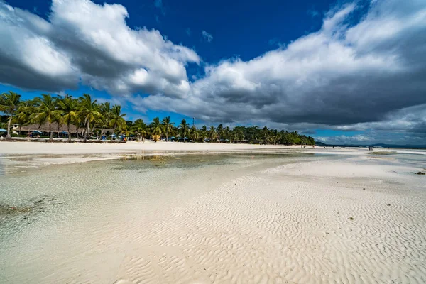 Tropická Pláž Palmami Modrou Oblohou — Stock fotografie