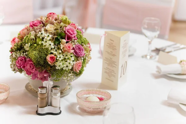 Configuração Mesa Casamento Com Flores Óculos — Fotografia de Stock