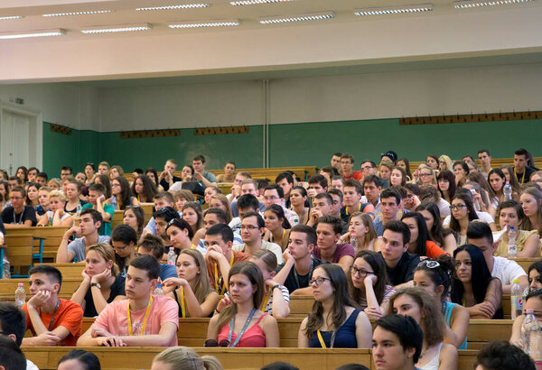 БУДАПЕСТ, ХАНГАРИЯ - 02 сентября 2015 года: Неизвестные студенты в аудитории ELTE в Будапеште. Университет им. Эотвоса Лоранда (ELTE) является крупнейшим и старейшим университетом Венгрии
.