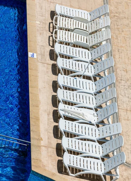 Sunbeds Edge Swimming Pool Hotel Bulgaria — Stock Photo, Image