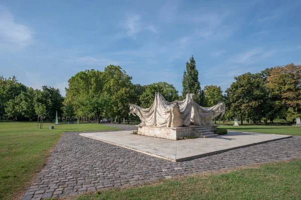 Parc Vert Avec Statues Bâtiments Dans Ville Européenne — Photo