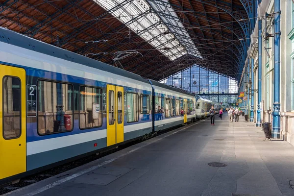 Estação Com Bonde Cidade Europeia — Fotografia de Stock