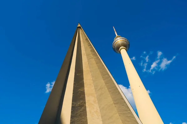 Hohe Statue Auf Himmelshintergrund — Stockfoto