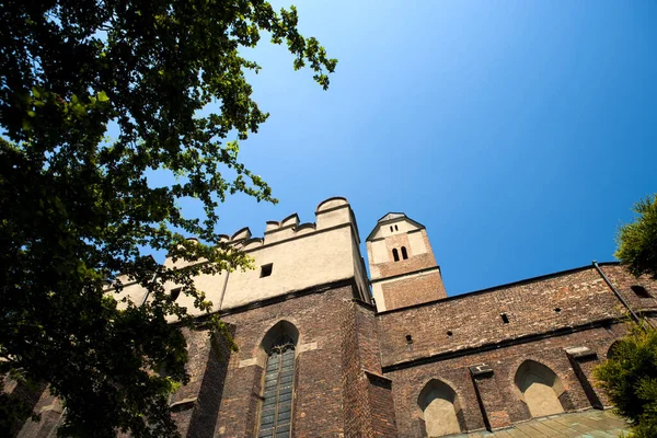 Widok Zabytkową Wieżę Kościoła Mieście Siena Włochy — Zdjęcie stockowe