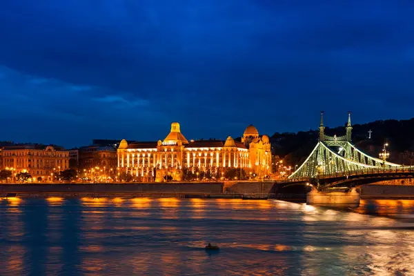Vista Del Puente Cadena Szechenyi Del Parlamento Húngaro —  Fotos de Stock