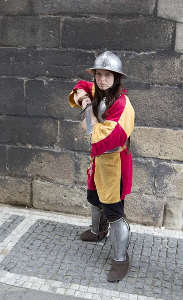 Menina Vestido Vermelho Com Uma Mochila Rua — Fotografia de Stock