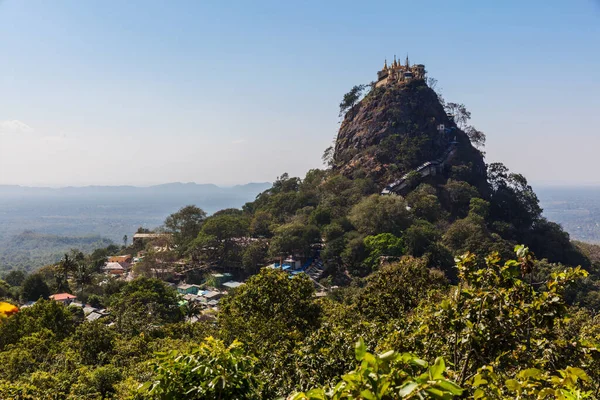 ミャンマーの仏教寺院と森の美しい山の風景 — ストック写真