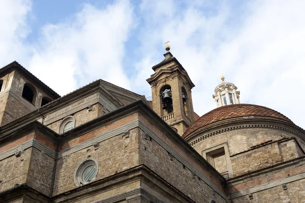 イタリアのフェラーラ市の聖ジョージ大聖堂の眺め — ストック写真