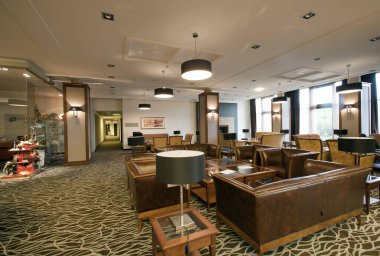 Şehir merkezinde bir restoranın içinde.