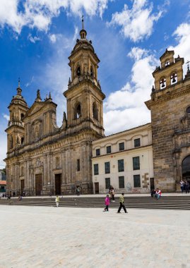 BOGOTA, COLOMBIA - 22 Ekim 2015: Başkent merkezindeki Bolivar Meydanı 'nda kimliği belirsiz insanlar. Bogota Latin Amerika 'nın en hızlı büyüyen büyük şehridir..