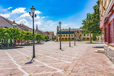 ESZTERGOM, HUNGARY 1 Haziran 2019: Macaristan 'ın Esztergom şehrinin merkezinde Szechenyi Meydanı 