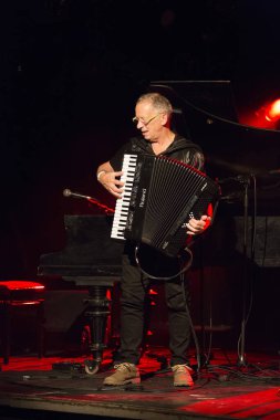 Kimliği belirsiz insanlar sahnede müzik yapıyor.