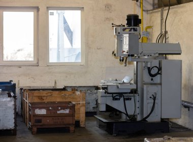 Büyük bir fabrikanın içinde.