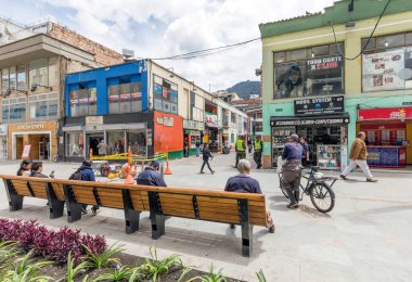 BOGOTA, COLOMBIA - 22 Ekim 2015: Kimliği belirsiz insanlar La Candelaria 'nın diskinde yürüyorlar. La Candelaria Bogota 'nın tarihi merkezi. Kolombiya 'nın başkenti burada 1538' de kuruldu.