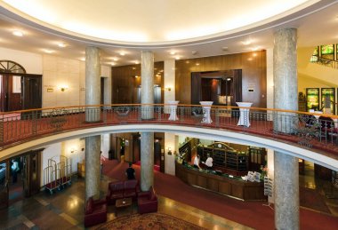 Budapeşte, Macaristan - 2 Haziran 2017: Macaristan 'ın Budapeşte kentinde Tuna Nehri üzerinde tarihi bir Art Nouveau oteli olan Tuna Hotel Gellert' in içi 1918 yılında açıldı..