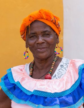 CARTAGENA, COLOMBIA - 29 Ekim 2015: Cartagena şehir merkezinde kimliği belirsiz bir kadın. Kolombiya 'nın en büyük beşinci şehri ve Barranquilla' dan sonra bölgenin en büyük ikinci şehridir..
