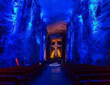 ZIPAQUIRA, COLOMBIA - 22 Ekim 2015: Yeraltı tuz katedralindeki şapel Zipaquira çok renkli tünellerde bir madenden inşa edildi.  
