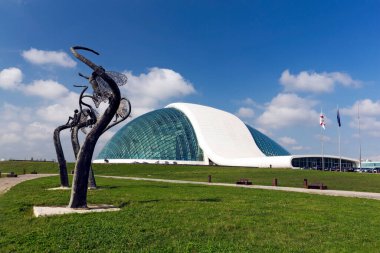 KUTAISI, GEORGIA - 15 Ekim 2014: Kutaisi 'deki modern Gürcistan Parlamento Binası. Tiflis 'in 221 kilometre batısında. Kutaisi, Gürcistan 'ın en büyük ikinci şehridir..