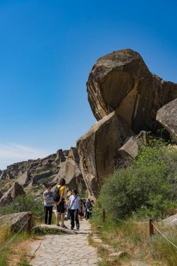 Gobustan, Azerbaycan - 9 Mayıs 2019: İnsanlar Bakü, Azerbaycan yakınlarındaki Gobustan Milli Parkı 'nı ziyaret ediyor.