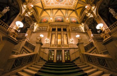 Vienna, AUSTRIA - 30 Kasım 2016: Viyana Devlet Opera Evi. Wiener Staatsoper yılda yaklaşık 300 gösteride 50-70 opera ve bale sahnelemektedir.. 