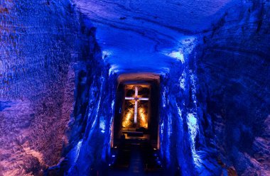 ZIPAQUIRA, COLOMBIA - 22 Ekim 2015: Yeraltı tuz katedralindeki şapel Zipaquira çok renkli tünellerde bir madenden inşa edildi.