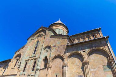 Mtskheta, GEORGIA - 18 Temmuz 2015 'te Mtskheta' da olduğu gibi Svetitskhoveli Katedrali (11. yüzyıl). Gürcistan 'ın en eski şehirlerinden biri olan Mtskheta, Tiflis' in 20 km kuzeyinde yer almaktadır..