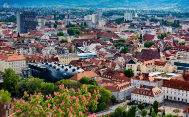 GRAZ, AUSTRIA - 2 Mayıs 2014 'te Avusturya' nın Graz kentindeki tarihi şehir merkezi. 300.000 kişilik nüfusuyla Graz, Avusturya 'nın ikinci en büyük şehri ve federal Styria eyaletinin başkentidir.. 