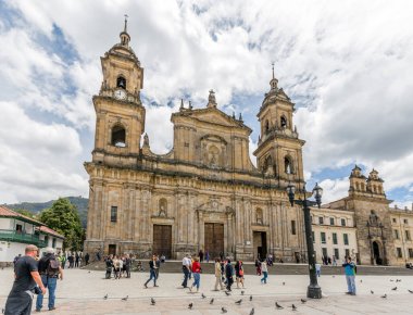 BOGOTA, COLOMBIA - 22 Ekim 2015: Başkent merkezindeki Bolivar Meydanı 'nda kimliği belirsiz insanlar. Bogota Latin Amerika 'nın en hızlı büyüyen büyük şehridir..