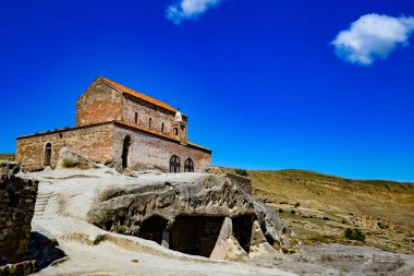 UPLISTSIKHE, GEORGIA - 18 Temmuz 2015: Gori yakınlarındaki Uplistsikhe mağara kasabası. Uplistsikhe, arkeologlar tarafından Gürcistan 'ın en eski kentsel yerleşimlerinden biri olarak tanımlanıyor..