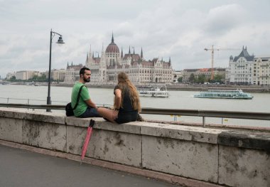 Budapeşte, Macaristan 'da bir çiftle nehir kıyısı