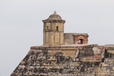 CARTAGENA, COLOMBIA - 29 Ekim 2015: Cartagena 'daki kale. Kolombiya 'nın en büyük beşinci şehri ve Barranquilla' dan sonra bölgenin en büyük ikinci şehridir..