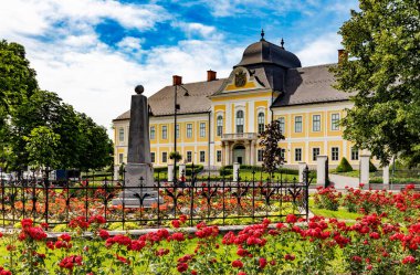 HATVAN, HUNGARY - 16 Haziran 2016: Macaristan 'ın Heves ilçesinde bir kasaba olan Hatvan' daki Grassalkovich Köşkü.
