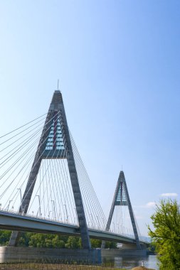 Bangkok şehrinde nehir boyunca köprü.