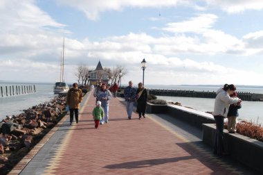 Güneşli bir günde uzun bir iskele.