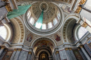 Vatikan 'daki St. George Katedrali' nin içi