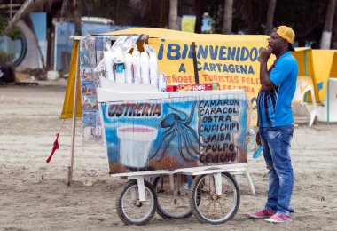 CARTAGENA, COLOMBIA - 29 Ekim 2015: Cartagena Hotel Zone plajında kimliği belirsiz insanlar. Kolombiya 'nın en büyük beşinci şehri ve Barranquilla' dan sonra bölgenin en büyük ikinci şehridir..