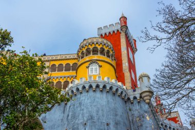 SINTRA, PORTUGAL - 3 Ocak 2017: Portekiz 'in Sintra kentindeki Sao Pedro de Penaferrim şehrindeki Pena Sarayı' nı ziyaret edenler.