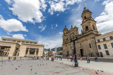 BOGOTA, COLOMBIA - 22 Ekim 2015: Başkent merkezindeki Bolivar Meydanı 'nda kimliği belirsiz insanlar. Bogota Latin Amerika 'nın en hızlı büyüyen büyük şehridir..