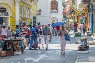 CARTAGENA, COLOMBIA - 29 Ekim 2015: Cartagena şehir merkezinde kimliği belirsiz insanlar. Kolombiya 'nın en büyük beşinci şehri ve Barranquilla' dan sonra bölgenin en büyük ikinci şehridir..
