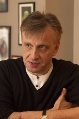 Pal Macsai, aktör, Orkeny Tiyatrosu 'nun yönetmeni Pal Macsai röportaj veriyor. 29 Mayıs 2012. Budapeşte. Pal Macsai 2012 'de Yılın Sesi ödülünü aldı..