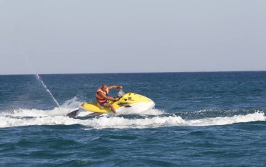 Denizde sörf yapan adam