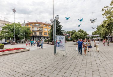 BURGAS, BULGARIA - 21 HAZİRAN 2016: Şehir merkezinde yürüyen insanlar. Burgaz, Bulgaristan 'ın Karadeniz kıyısındaki Sunny Beach' in merkezi olan ikinci büyük kentidir.. 