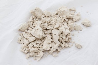 Tahta parçasıyla ezilmiş beyaz mermer.