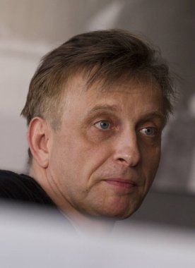 Pal Macsai, aktör, Orkeny Tiyatrosu 'nun yönetmeni Pal Macsai röportaj veriyor. 29 Mayıs 2012. Budapeşte. Pal Macsai 2012 'de Yılın Sesi ödülünü aldı..