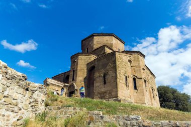 Mtskheta, GEORGIA - 18 Temmuz 2015 tarihinde Mtskheta 'da olduğu gibi Jvari Manastırı (6. yüzyıl). Gürcistan 'ın en eski şehirlerinden biri olan Mtskheta, Tiflis' in 20 km kuzeyinde yer almaktadır..