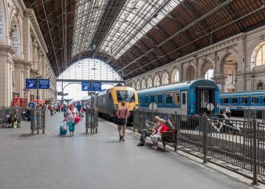 BUDAPEST, HUNGARY - 16 Haziran 2016: Budapeşte 'deki Keleti İstasyonu' nun İçi. Keleti, 1884 yılında açılan Doğu tren istasyonudur ve Avrupa 'nın en büyük tren istasyonlarından biridir..