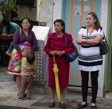 FILANDIA, COLOMBIA - 25 EKİM 2015: Kimliği belirsiz insanlar sokakta. 