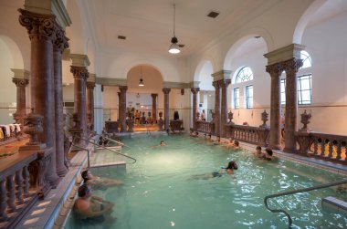 Budapeşte, Macaristan 16 Ekim 2017: Macaristan 'ın Budapeşte kentinde Szechenyi hamamlarının içi. Avrupa 'nın en büyük termal banyo kompleksi..
