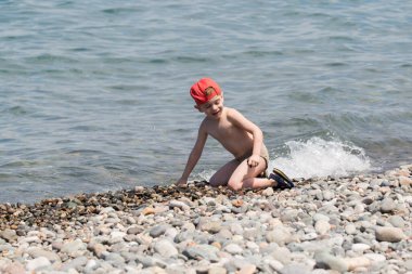 İnsanlar deniz kıyısında dinleniyor.