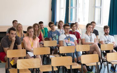 BUDAPEST, HUNGARY - 02 Eylül 2015: Budapeşte 'deki ELTE konferans salonunda kimliği belirsiz öğrenciler. Eotvos Lorand Üniversitesi (ELTE) Macaristan 'ın en büyük ve en eski üniversitesidir..